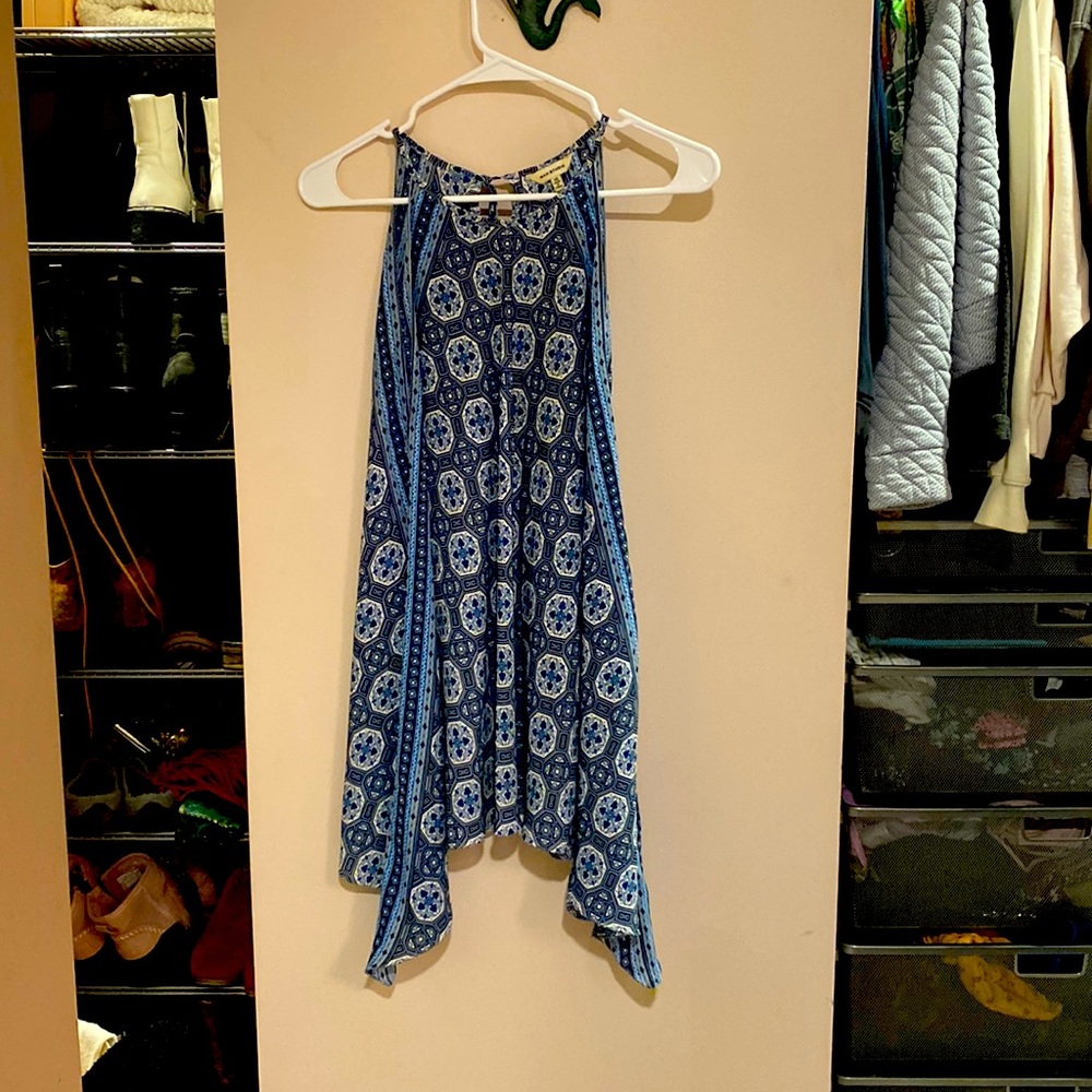 MAX STUDIO. Beautiful printed tunic top in shades of blue.  size XS